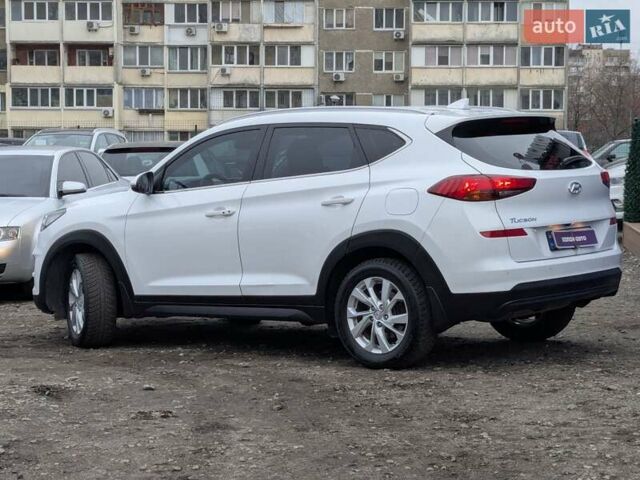 Белый Хендай Туксон, объемом двигателя 2 л и пробегом 145 тыс. км за 21300 $, фото 17 на Automoto.ua