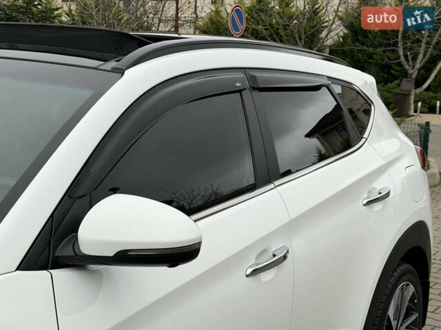Белый Хендай Туксон, объемом двигателя 2 л и пробегом 50 тыс. км за 23800 $, фото 35 на Automoto.ua