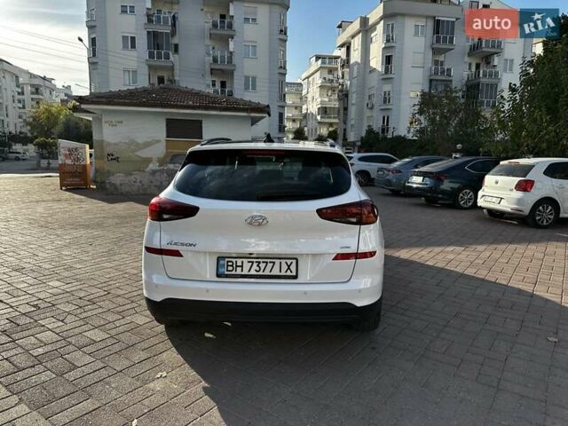 Белый Хендай Туксон, объемом двигателя 2 л и пробегом 50 тыс. км за 22500 $, фото 5 на Automoto.ua