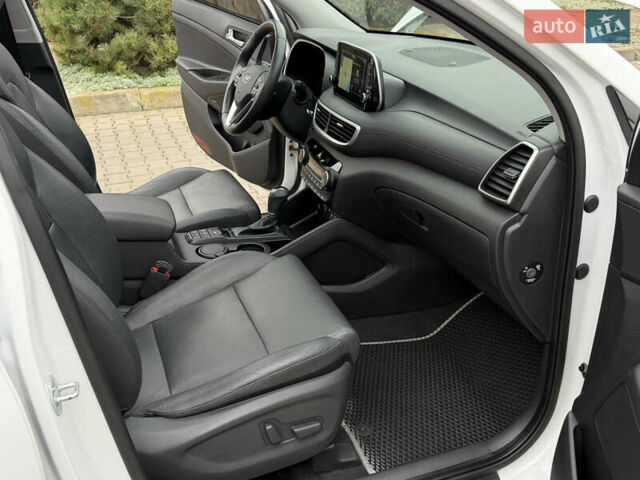 Белый Хендай Туксон, объемом двигателя 2 л и пробегом 50 тыс. км за 23800 $, фото 63 на Automoto.ua