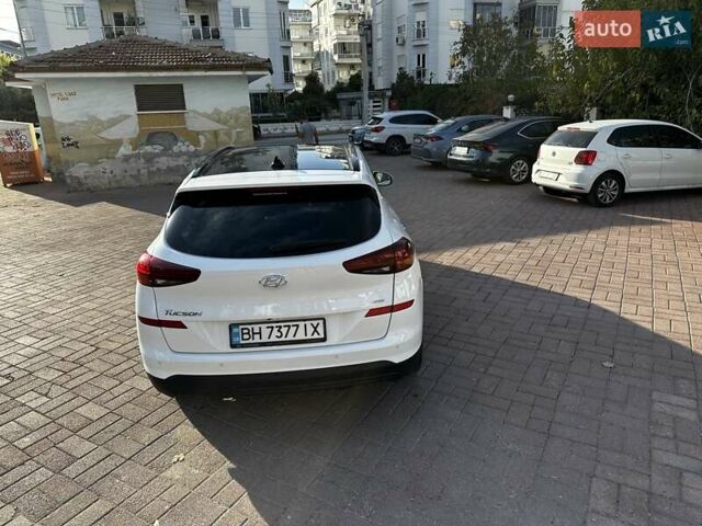 Белый Хендай Туксон, объемом двигателя 2 л и пробегом 50 тыс. км за 22500 $, фото 6 на Automoto.ua