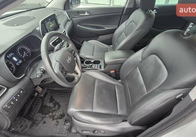 Белый Хендай Туксон, объемом двигателя 2 л и пробегом 42 тыс. км за 23900 $, фото 4 на Automoto.ua