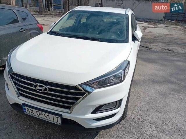 Білий Хендай Туксон, об'ємом двигуна 2 л та пробігом 95 тис. км за 17000 $, фото 6 на Automoto.ua