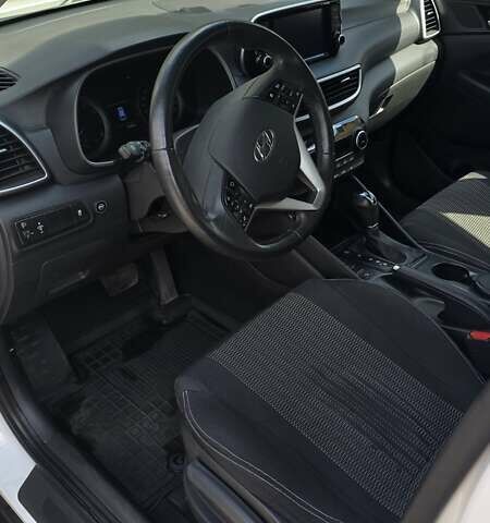 Белый Хендай Туксон, объемом двигателя 2 л и пробегом 52 тыс. км за 23999 $, фото 4 на Automoto.ua