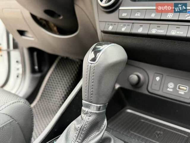 Белый Хендай Туксон, объемом двигателя 2 л и пробегом 50 тыс. км за 23800 $, фото 65 на Automoto.ua