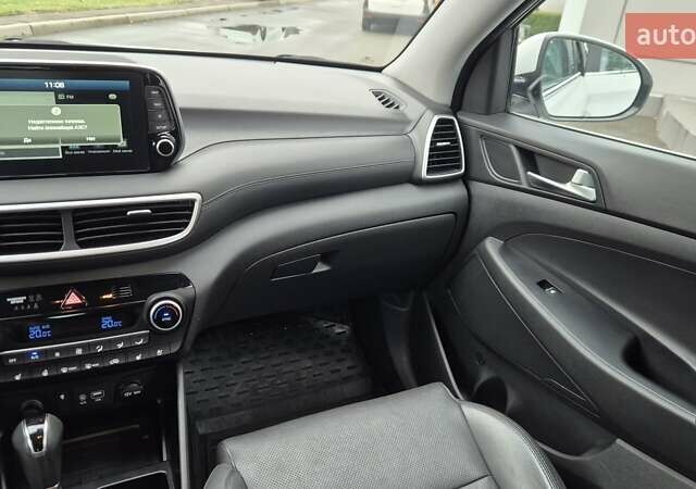 Белый Хендай Туксон, объемом двигателя 2 л и пробегом 42 тыс. км за 23900 $, фото 7 на Automoto.ua