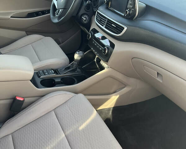 Белый Хендай Туксон, объемом двигателя 2 л и пробегом 148 тыс. км за 17850 $, фото 20 на Automoto.ua