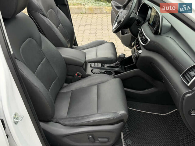 Белый Хендай Туксон, объемом двигателя 2 л и пробегом 50 тыс. км за 23800 $, фото 61 на Automoto.ua