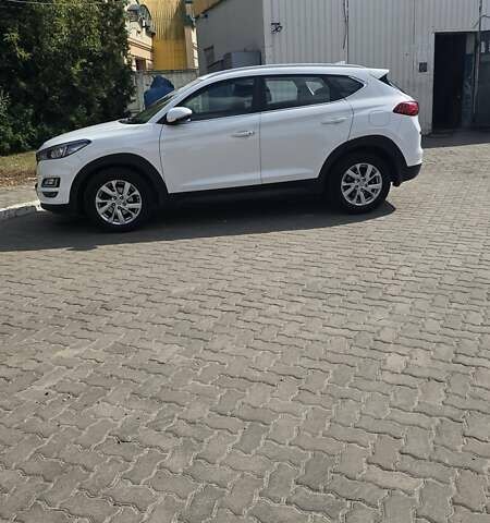 Белый Хендай Туксон, объемом двигателя 2 л и пробегом 52 тыс. км за 23999 $, фото 1 на Automoto.ua