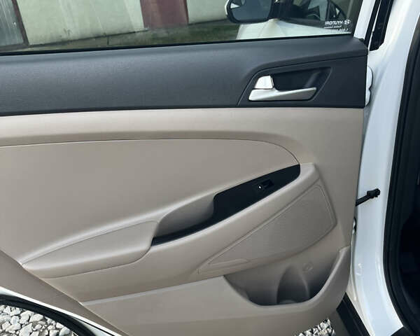 Белый Хендай Туксон, объемом двигателя 2 л и пробегом 148 тыс. км за 17850 $, фото 29 на Automoto.ua