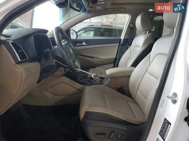 Белый Хендай Туксон, объемом двигателя 2.4 л и пробегом 20 тыс. км за 4100 $, фото 6 на Automoto.ua