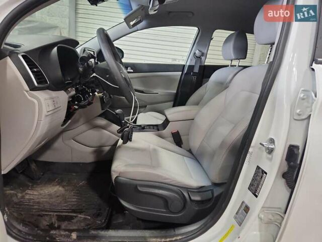 Белый Хендай Туксон, объемом двигателя 2 л и пробегом 85 тыс. км за 4300 $, фото 6 на Automoto.ua