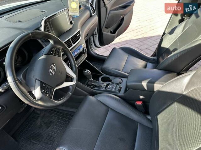 Белый Хендай Туксон, объемом двигателя 2 л и пробегом 50 тыс. км за 22500 $, фото 14 на Automoto.ua