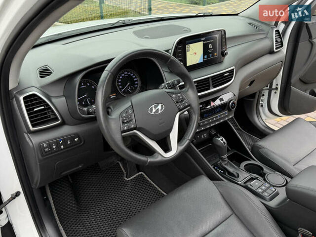 Белый Хендай Туксон, объемом двигателя 2 л и пробегом 50 тыс. км за 23800 $, фото 59 на Automoto.ua