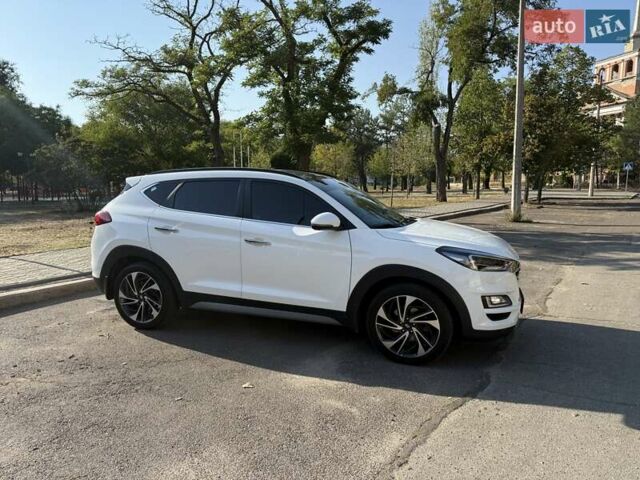 Білий Хендай Туксон, об'ємом двигуна 2 л та пробігом 86 тис. км за 28000 $, фото 3 на Automoto.ua