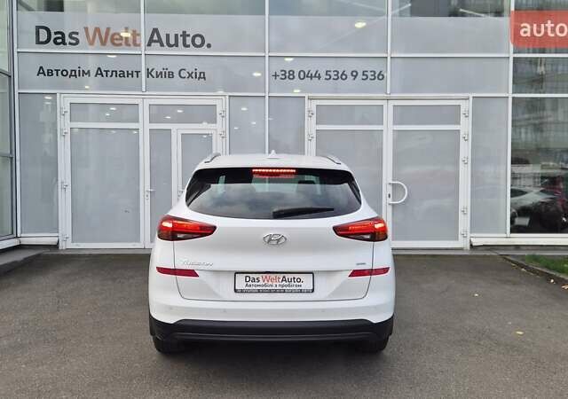 Белый Хендай Туксон, объемом двигателя 2 л и пробегом 42 тыс. км за 23900 $, фото 3 на Automoto.ua