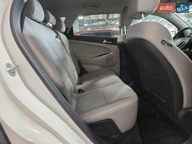 Белый Хендай Туксон, объемом двигателя 2 л и пробегом 85 тыс. км за 4300 $, фото 10 на Automoto.ua