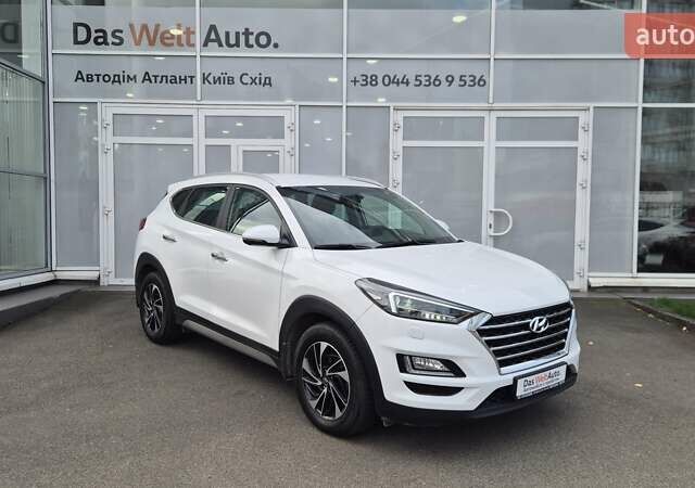 Белый Хендай Туксон, объемом двигателя 2 л и пробегом 42 тыс. км за 23900 $, фото 2 на Automoto.ua