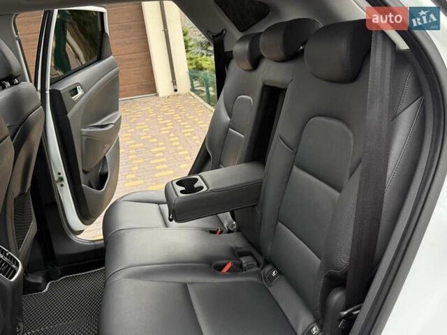 Белый Хендай Туксон, объемом двигателя 2 л и пробегом 50 тыс. км за 23800 $, фото 57 на Automoto.ua