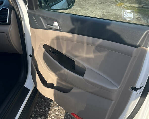 Белый Хендай Туксон, объемом двигателя 2 л и пробегом 148 тыс. км за 17850 $, фото 19 на Automoto.ua