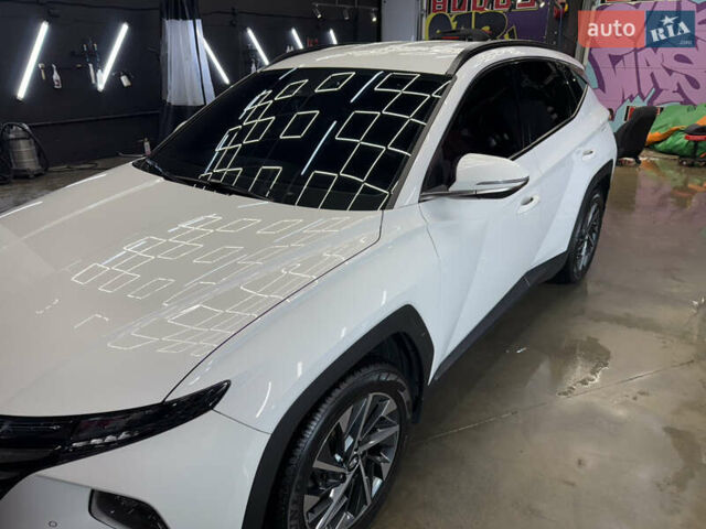 Белый Хендай Туксон, объемом двигателя 2 л и пробегом 96 тыс. км за 23500 $, фото 1 на Automoto.ua
