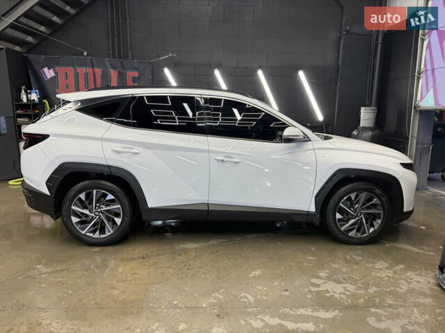 Белый Хендай Туксон, объемом двигателя 2 л и пробегом 96 тыс. км за 23500 $, фото 5 на Automoto.ua