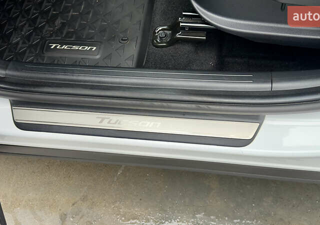 Білий Хендай Туксон, об'ємом двигуна 2 л та пробігом 67 тис. км за 24500 $, фото 17 на Automoto.ua