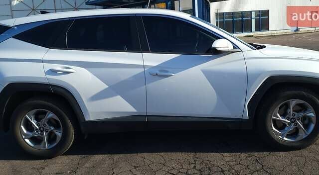 Белый Хендай Туксон, объемом двигателя 2 л и пробегом 108 тыс. км за 27999 $, фото 3 на Automoto.ua