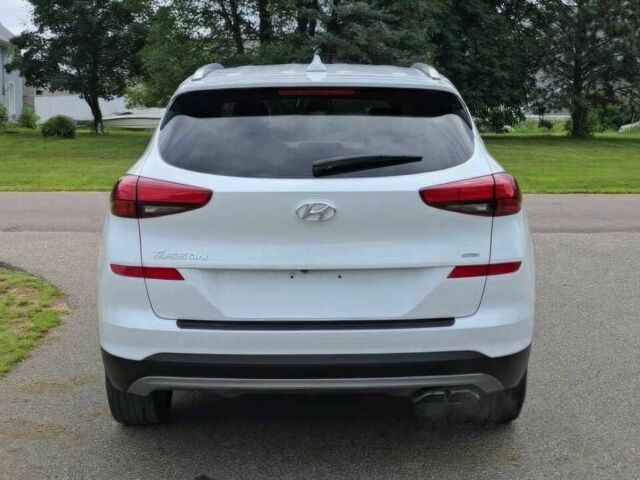 Белый Хендай Туксон, объемом двигателя 2.4 л и пробегом 26 тыс. км за 13000 $, фото 4 на Automoto.ua