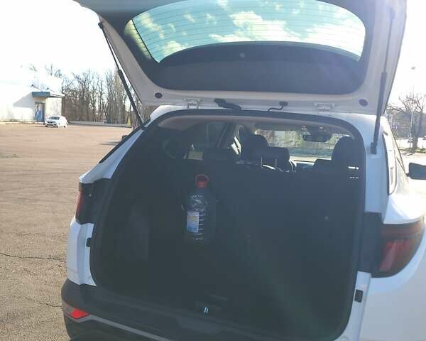 Белый Хендай Туксон, объемом двигателя 2 л и пробегом 108 тыс. км за 27999 $, фото 12 на Automoto.ua