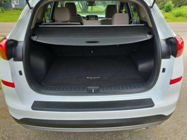 Белый Хендай Туксон, объемом двигателя 2.4 л и пробегом 26 тыс. км за 13000 $, фото 9 на Automoto.ua