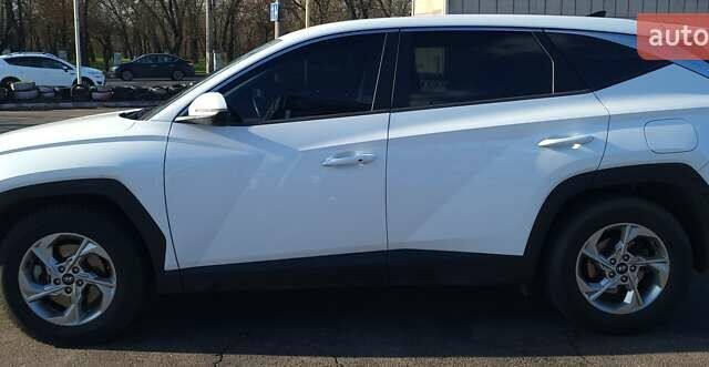 Белый Хендай Туксон, объемом двигателя 2 л и пробегом 108 тыс. км за 27999 $, фото 2 на Automoto.ua