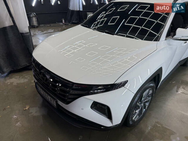 Белый Хендай Туксон, объемом двигателя 2 л и пробегом 96 тыс. км за 23500 $, фото 2 на Automoto.ua