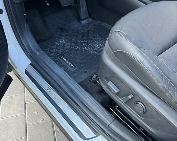 Белый Хендай Туксон, объемом двигателя 2 л и пробегом 58 тыс. км за 26900 $, фото 18 на Automoto.ua