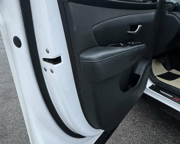 Белый Хендай Туксон, объемом двигателя 2 л и пробегом 89 тыс. км за 28100 $, фото 36 на Automoto.ua