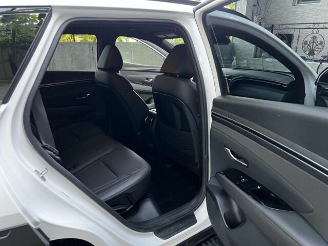 Белый Хендай Туксон, объемом двигателя 2.5 л и пробегом 9 тыс. км за 16000 $, фото 4 на Automoto.ua