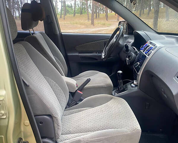 Бежевый Хендай Туксон, объемом двигателя 1.98 л и пробегом 325 тыс. км за 6500 $, фото 2 на Automoto.ua