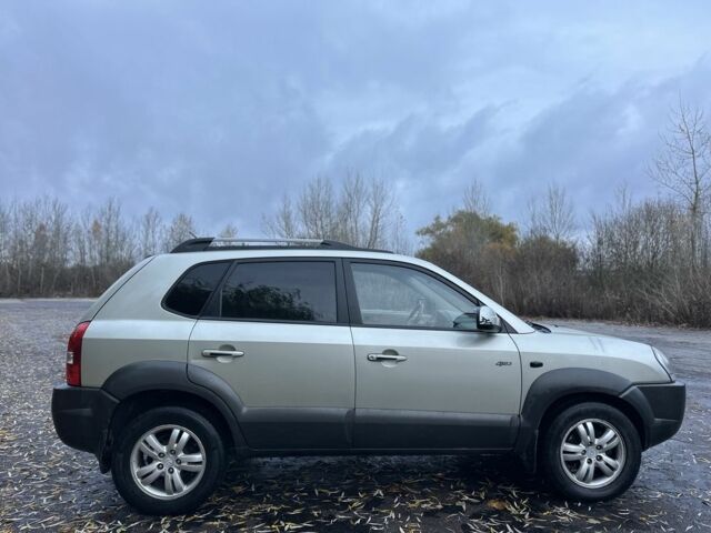 Бежевый Хендай Туксон, объемом двигателя 2 л и пробегом 247 тыс. км за 3500 $, фото 5 на Automoto.ua