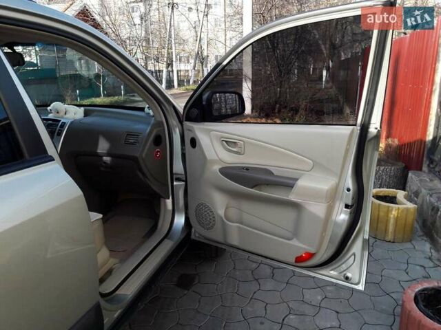 Бежевый Хендай Туксон, объемом двигателя 2.7 л и пробегом 165 тыс. км за 7500 $, фото 2 на Automoto.ua