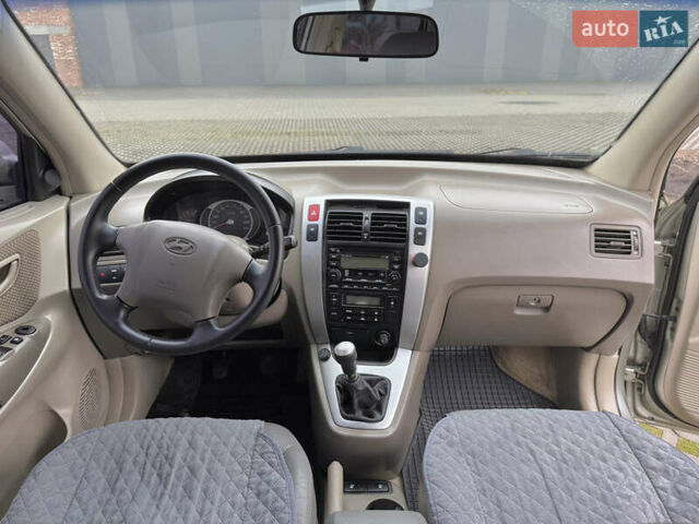 Бежевый Хендай Туксон, объемом двигателя 1.98 л и пробегом 248 тыс. км за 7500 $, фото 14 на Automoto.ua
