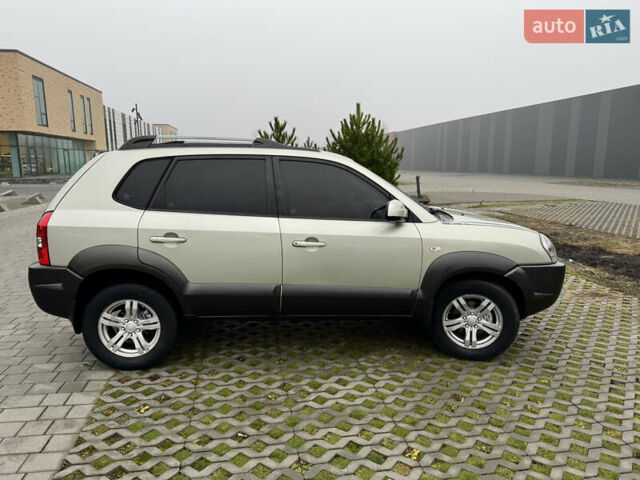 Бежевый Хендай Туксон, объемом двигателя 1.98 л и пробегом 248 тыс. км за 7500 $, фото 4 на Automoto.ua