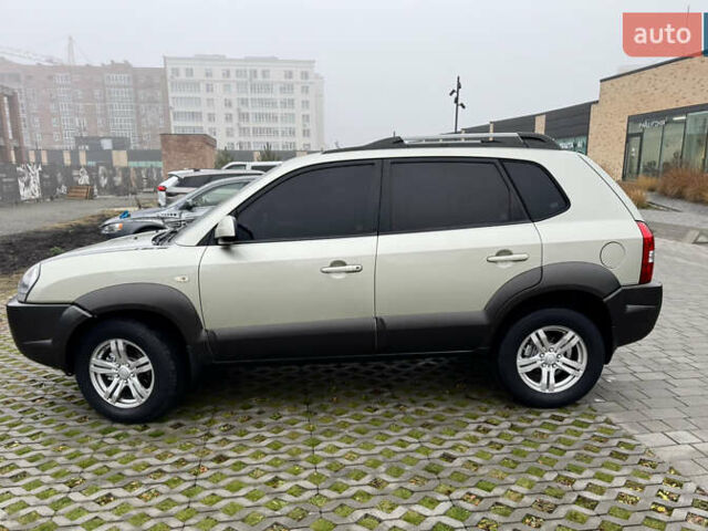 Бежевый Хендай Туксон, объемом двигателя 1.98 л и пробегом 248 тыс. км за 7500 $, фото 3 на Automoto.ua