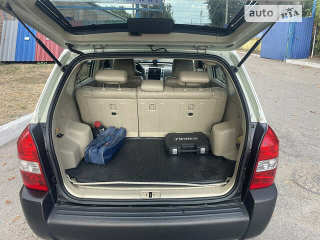 Бежевый Хендай Туксон, объемом двигателя 1.98 л и пробегом 415 тыс. км за 7800 $, фото 9 на Automoto.ua