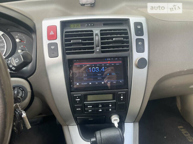 Бежевый Хендай Туксон, объемом двигателя 1.98 л и пробегом 415 тыс. км за 7800 $, фото 12 на Automoto.ua