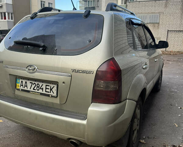 Бежевый Хендай Туксон, объемом двигателя 2 л и пробегом 325 тыс. км за 7400 $, фото 5 на Automoto.ua