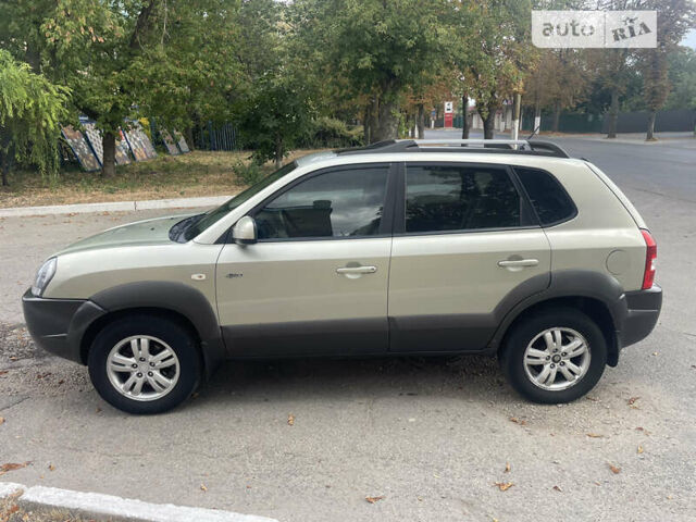 Бежевый Хендай Туксон, объемом двигателя 1.98 л и пробегом 415 тыс. км за 7800 $, фото 2 на Automoto.ua