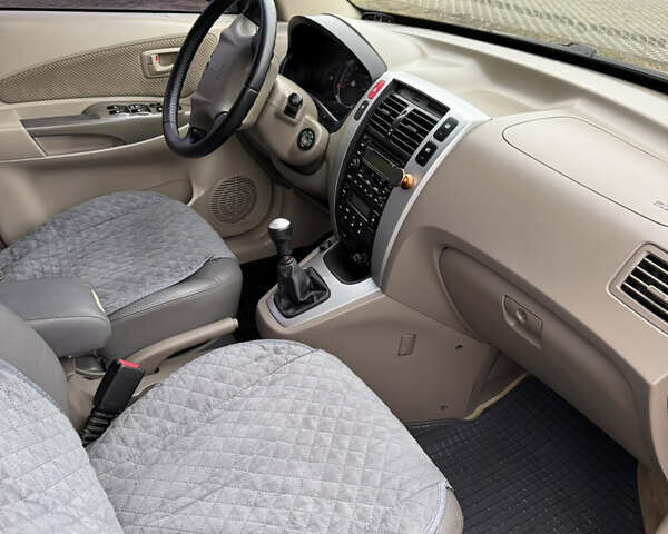 Бежевый Хендай Туксон, объемом двигателя 1.98 л и пробегом 248 тыс. км за 7500 $, фото 13 на Automoto.ua