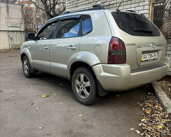 Бежевый Хендай Туксон, объемом двигателя 2 л и пробегом 325 тыс. км за 7400 $, фото 3 на Automoto.ua
