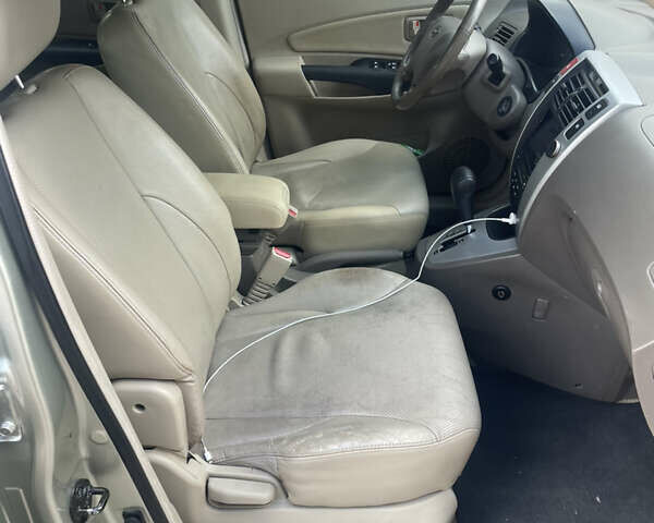 Бежевый Хендай Туксон, объемом двигателя 1.98 л и пробегом 415 тыс. км за 7800 $, фото 6 на Automoto.ua