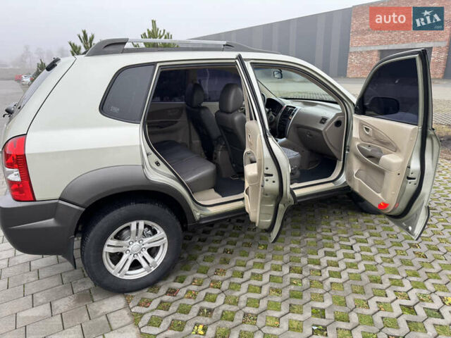 Бежевый Хендай Туксон, объемом двигателя 1.98 л и пробегом 248 тыс. км за 7500 $, фото 10 на Automoto.ua